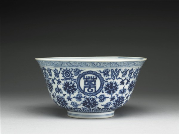 青花番蓮八寶萬壽無疆碗