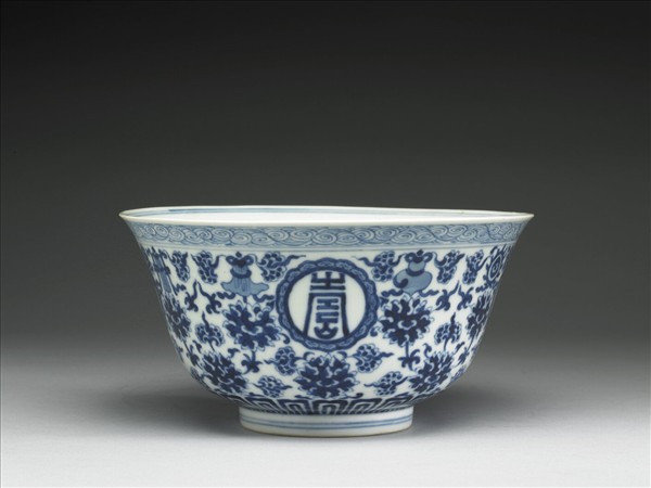 青花番蓮八寶萬壽無疆碗