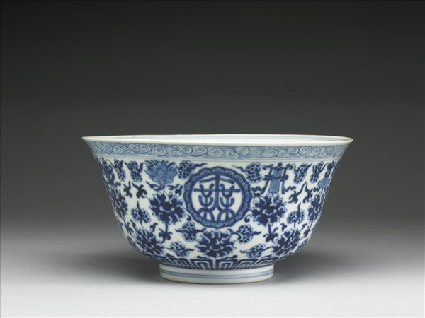 青花番蓮八寶萬壽無疆碗