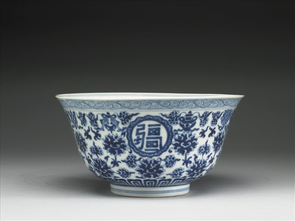 青花番蓮八寶萬壽無疆碗