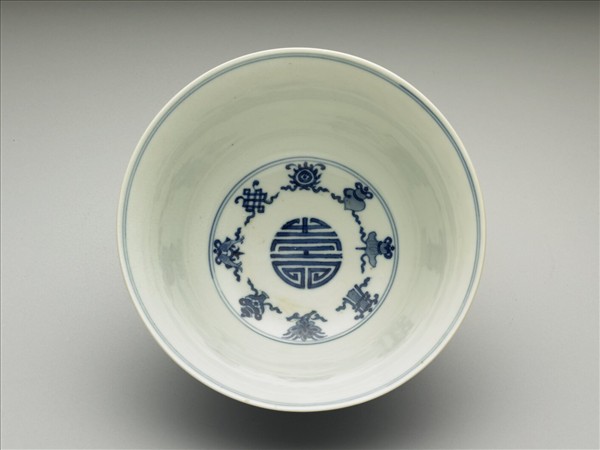 青花番蓮八寶萬壽無疆碗