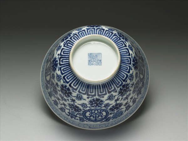 青花番蓮八寶萬壽無疆碗