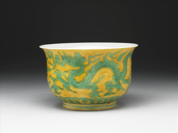 嬌黃釉綠彩龍紋仰鐘式碗