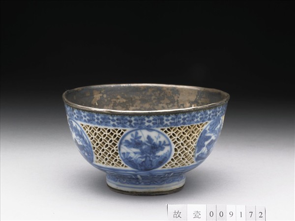 青花鏤空開光花鳥紋碗