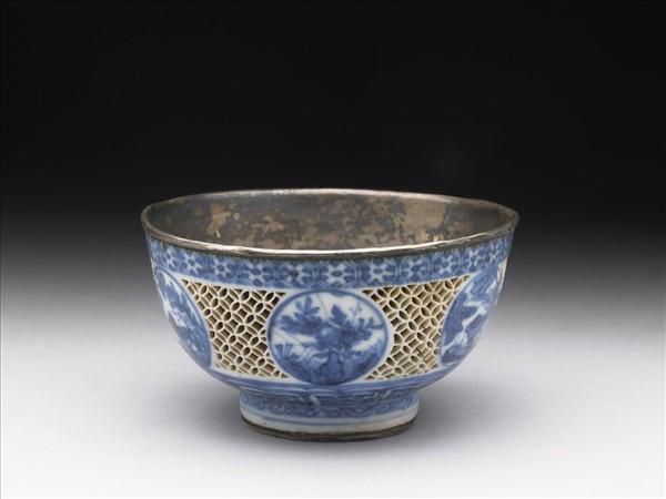 青花描紅海獸波濤紋高足杯- 故宮