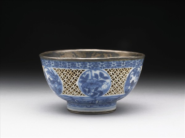 青花鏤空開光花鳥紋碗