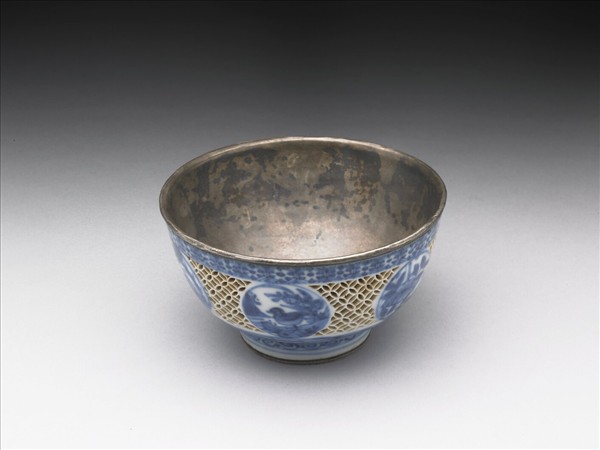 青花鏤空開光花鳥紋碗