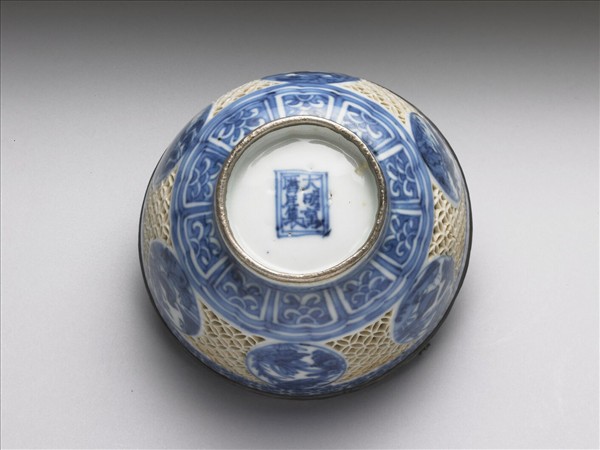 青花鏤空開光花鳥紋碗