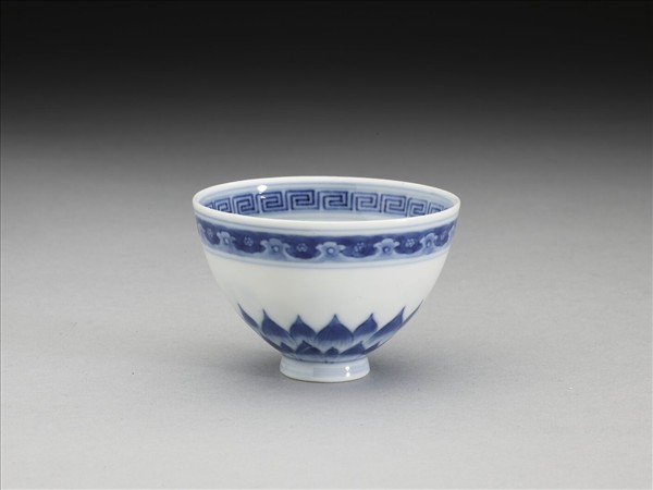 青花幾何花卉紋杯