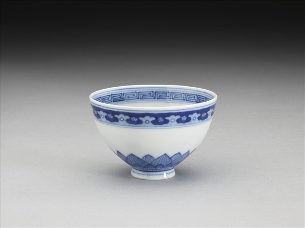 青花幾何花卉紋杯