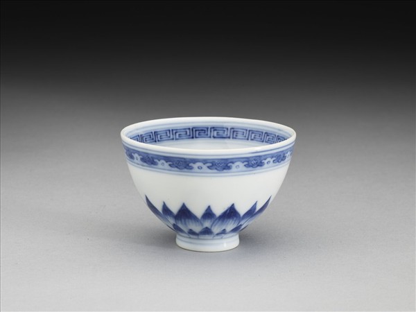 青花幾何花卉紋杯