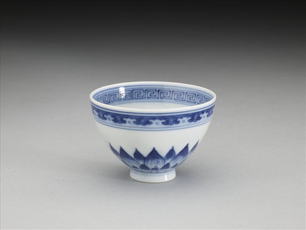青花幾何花卉紋杯