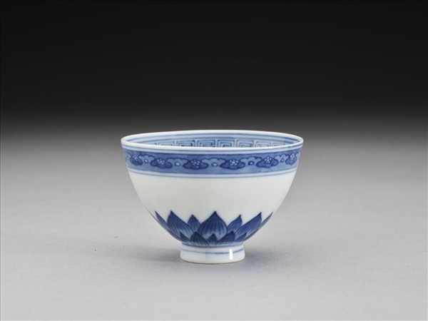 青花幾何花卉紋杯