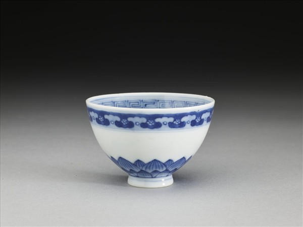 青花幾何花卉紋杯