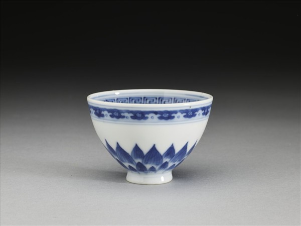 青花幾何花卉紋杯