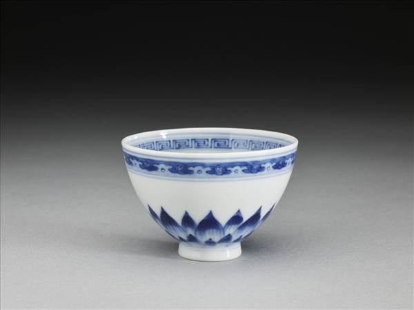 青花幾何花卉紋杯