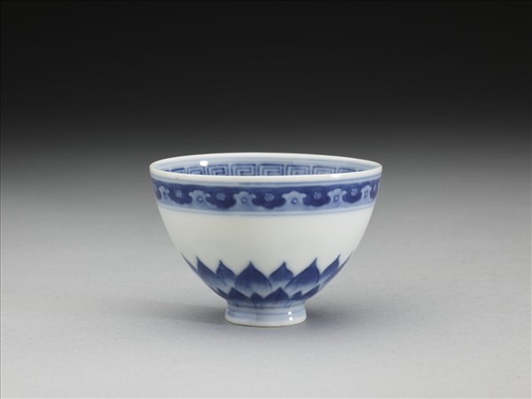 青花幾何花卉紋杯