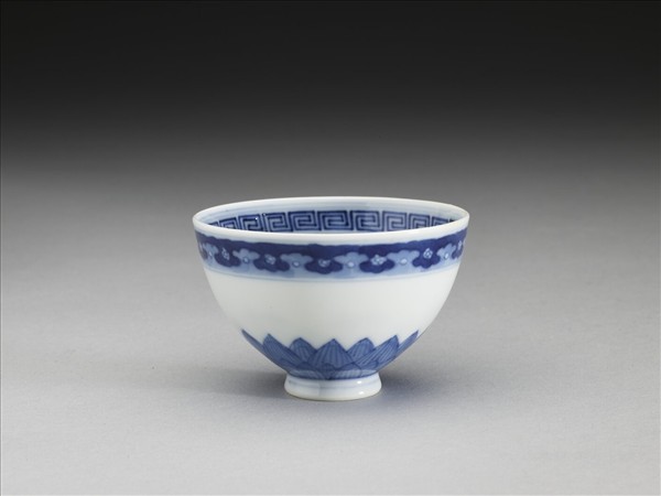 青花幾何花卉紋杯