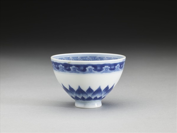 青花幾何花卉紋杯