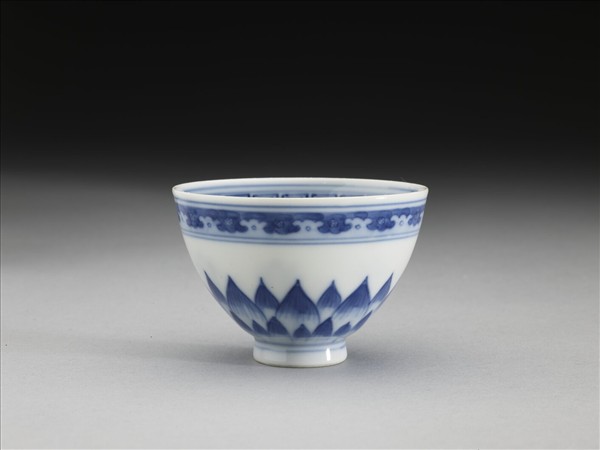 青花幾何花卉紋杯