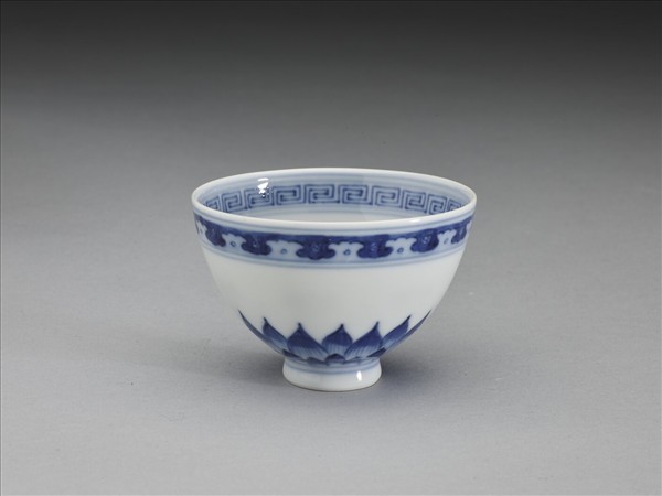 青花幾何花卉紋杯