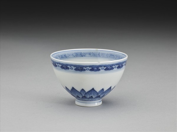 青花幾何花卉紋杯