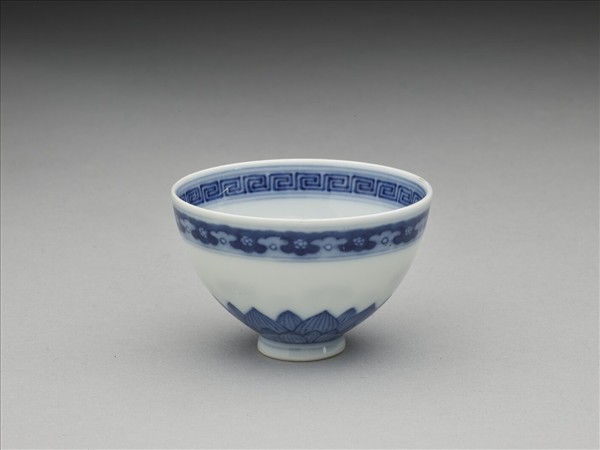 青花幾何花卉紋杯