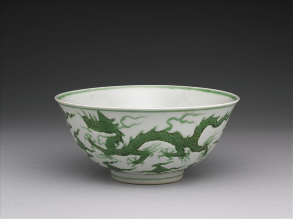 綠彩雙龍戲珠紋碗