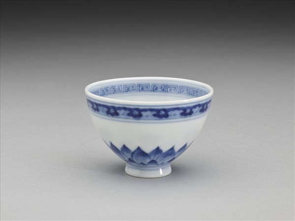 青花幾何花卉紋杯
