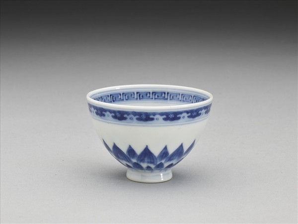 青花幾何花卉紋杯