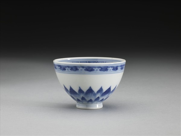 青花幾何花卉紋杯