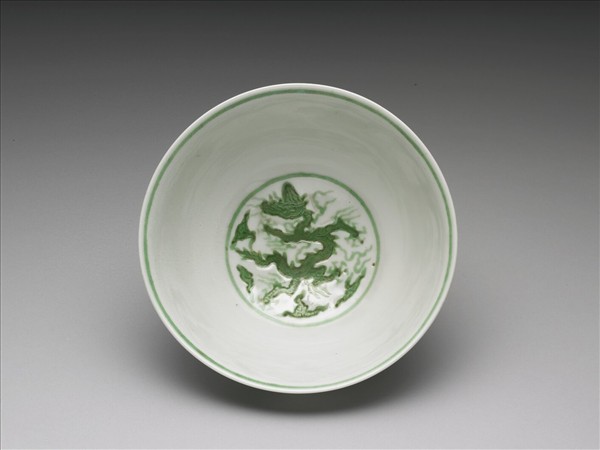 綠彩雙龍戲珠紋碗