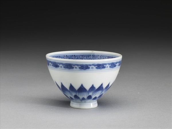 青花幾何花卉紋杯