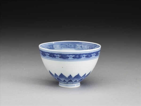 青花幾何花卉紋杯