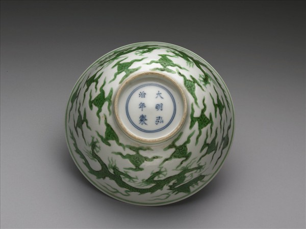 綠彩雙龍戲珠紋碗