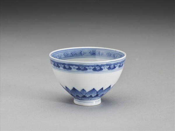 青花幾何花卉紋杯