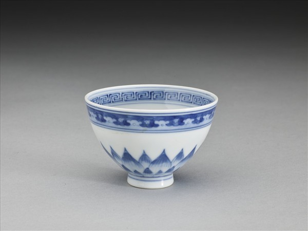 青花幾何花卉紋杯