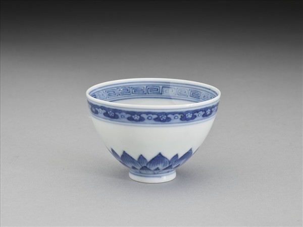 青花幾何花卉紋杯