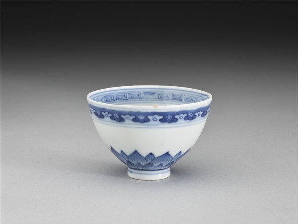 青花幾何花卉紋杯