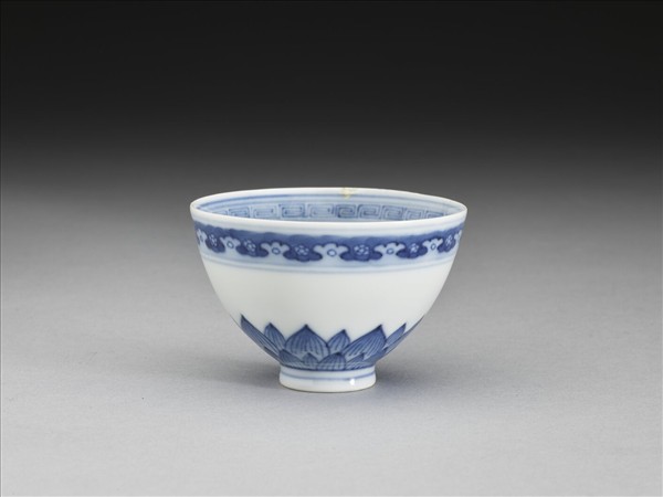 青花幾何花卉紋杯