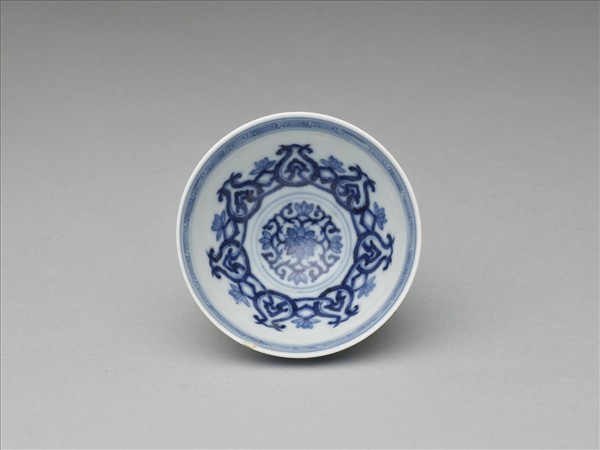 青花幾何花卉紋杯