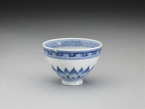 青花幾何花卉紋杯