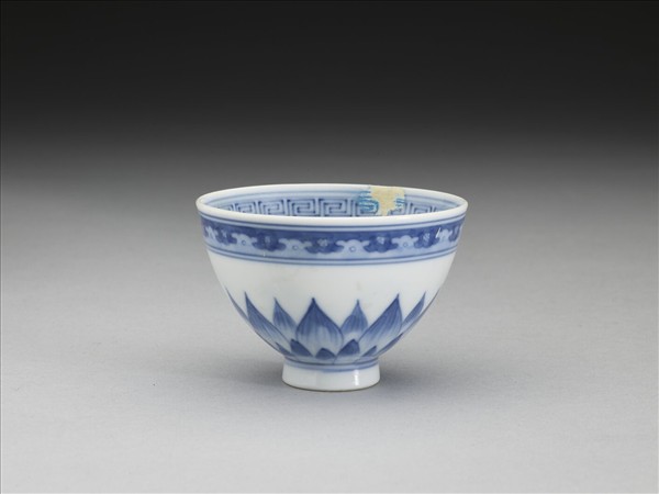 青花幾何花卉紋杯