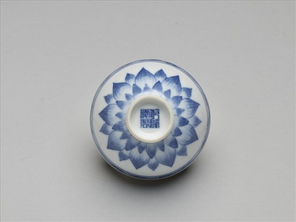 青花幾何花卉紋杯