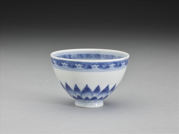 青花幾何花卉紋杯