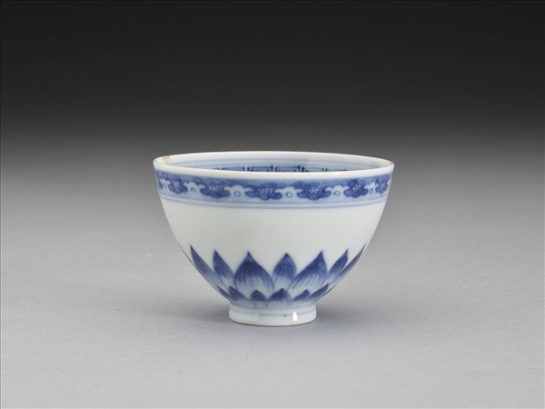 青花幾何花卉紋杯