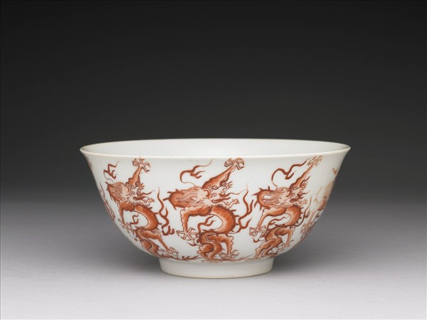 白瓷描紅九龍紋碗