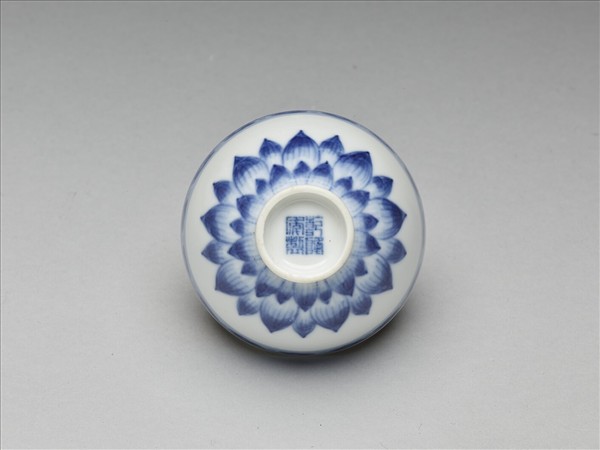 青花幾何花卉紋杯