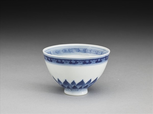 青花幾何花卉紋杯