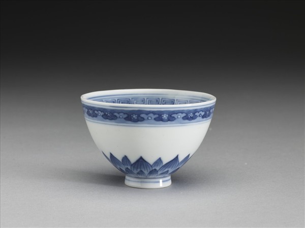 青花幾何花卉紋杯